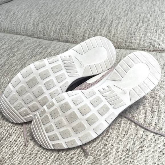 Nike . Size 9.. woman.. - Picture 4 of 5